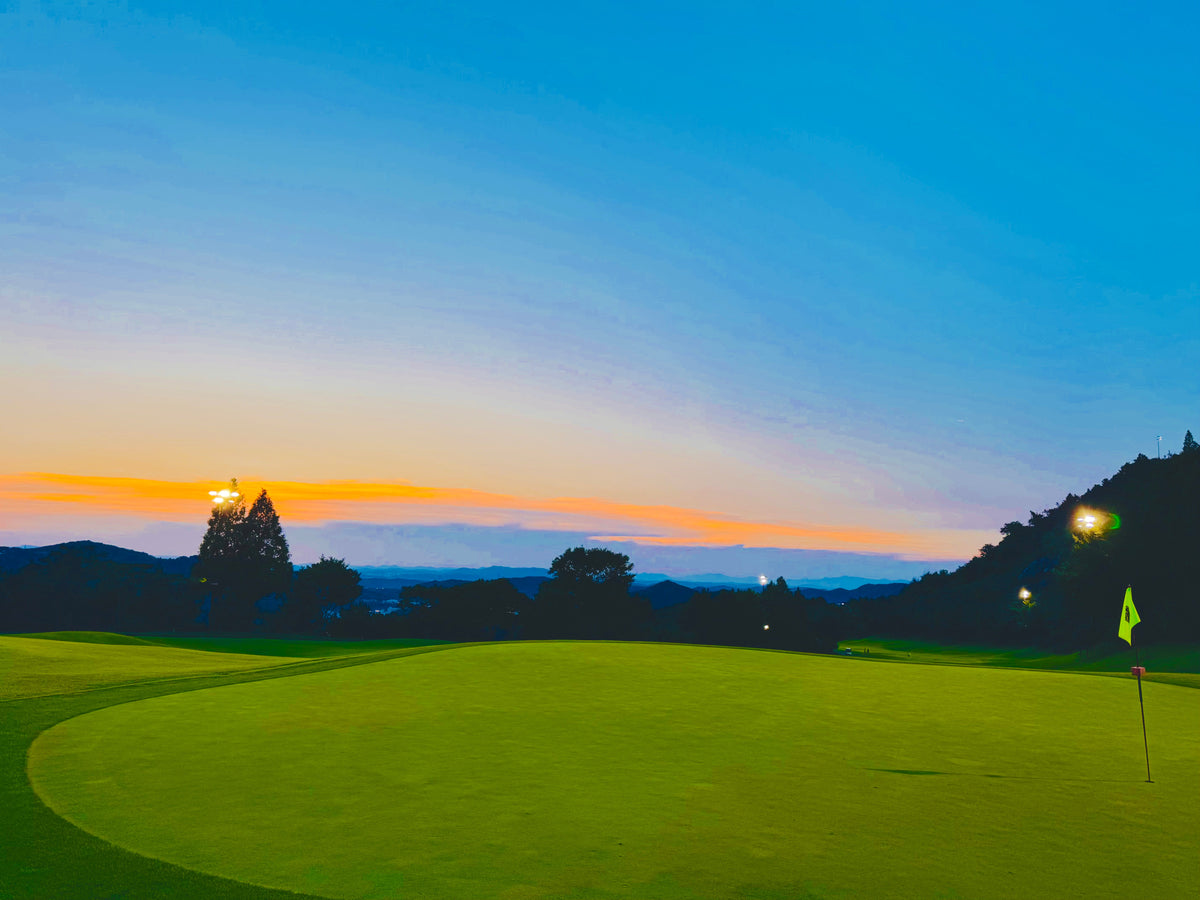 A putting green and flag at sunset. Illustrative photograph; not the reported event or venue.